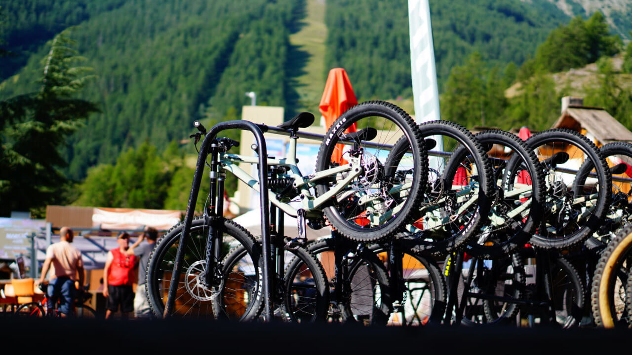 Vue des velos de DH avec la montagne en fond