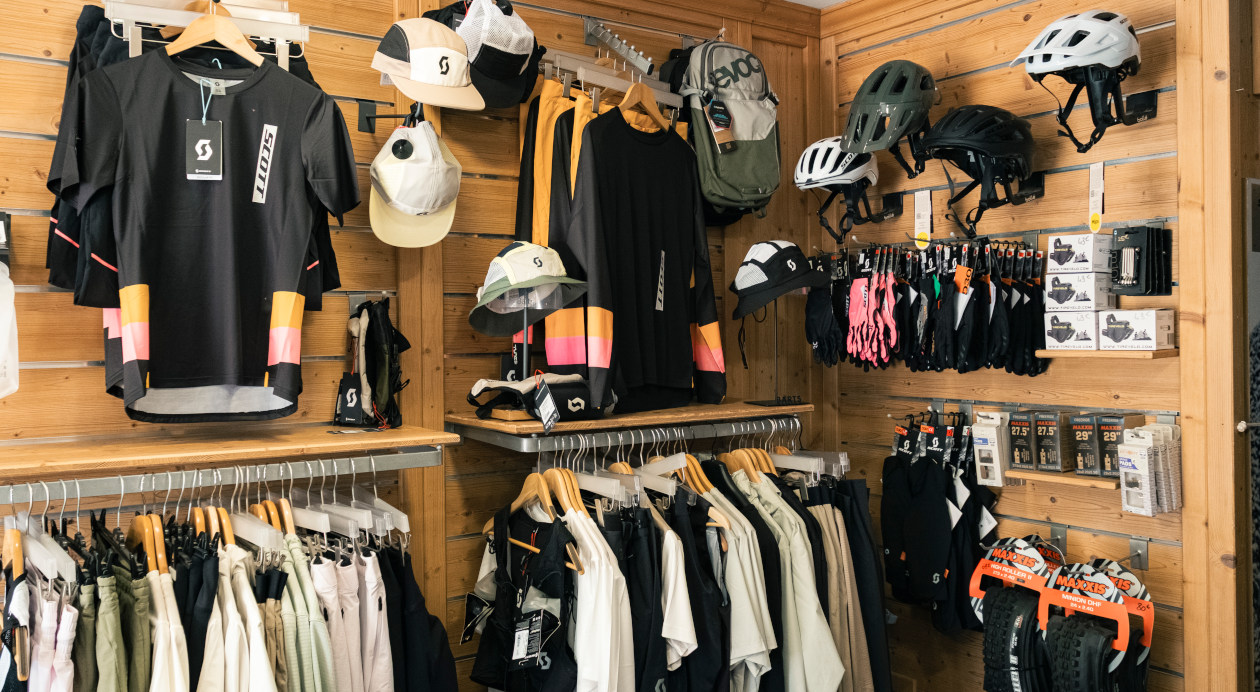magasin Vue du corner équipements vélo dans le magasin