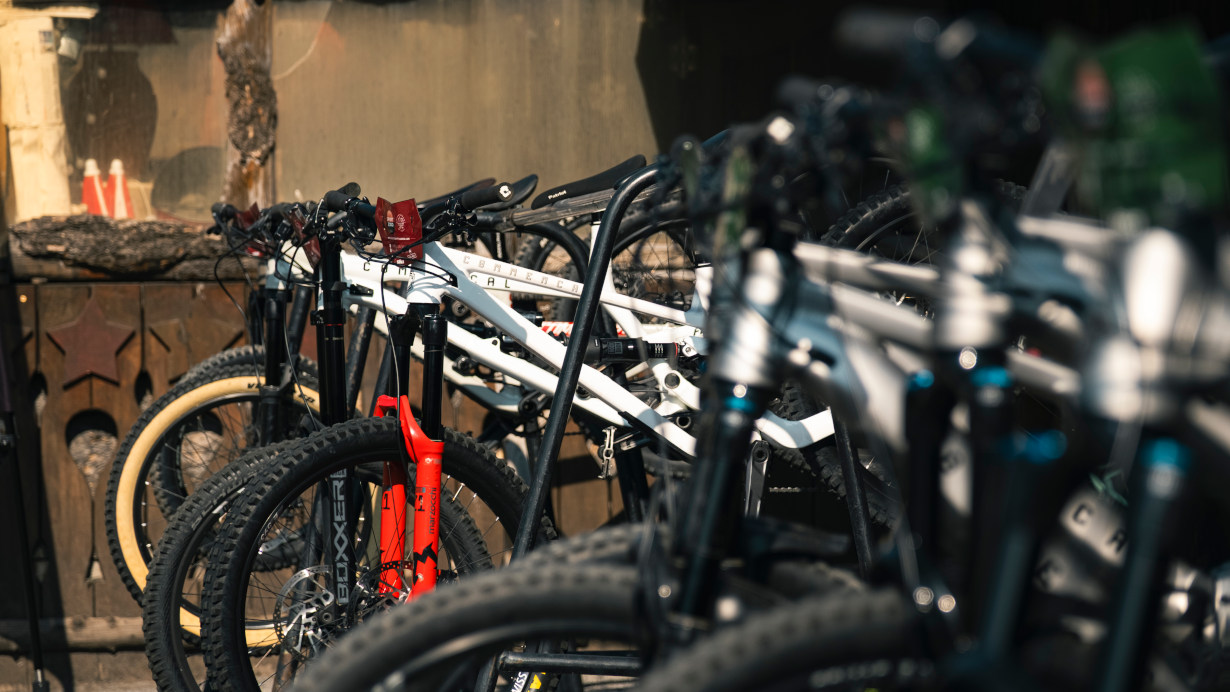 velos Vue sur les vélos de descente Commencal
